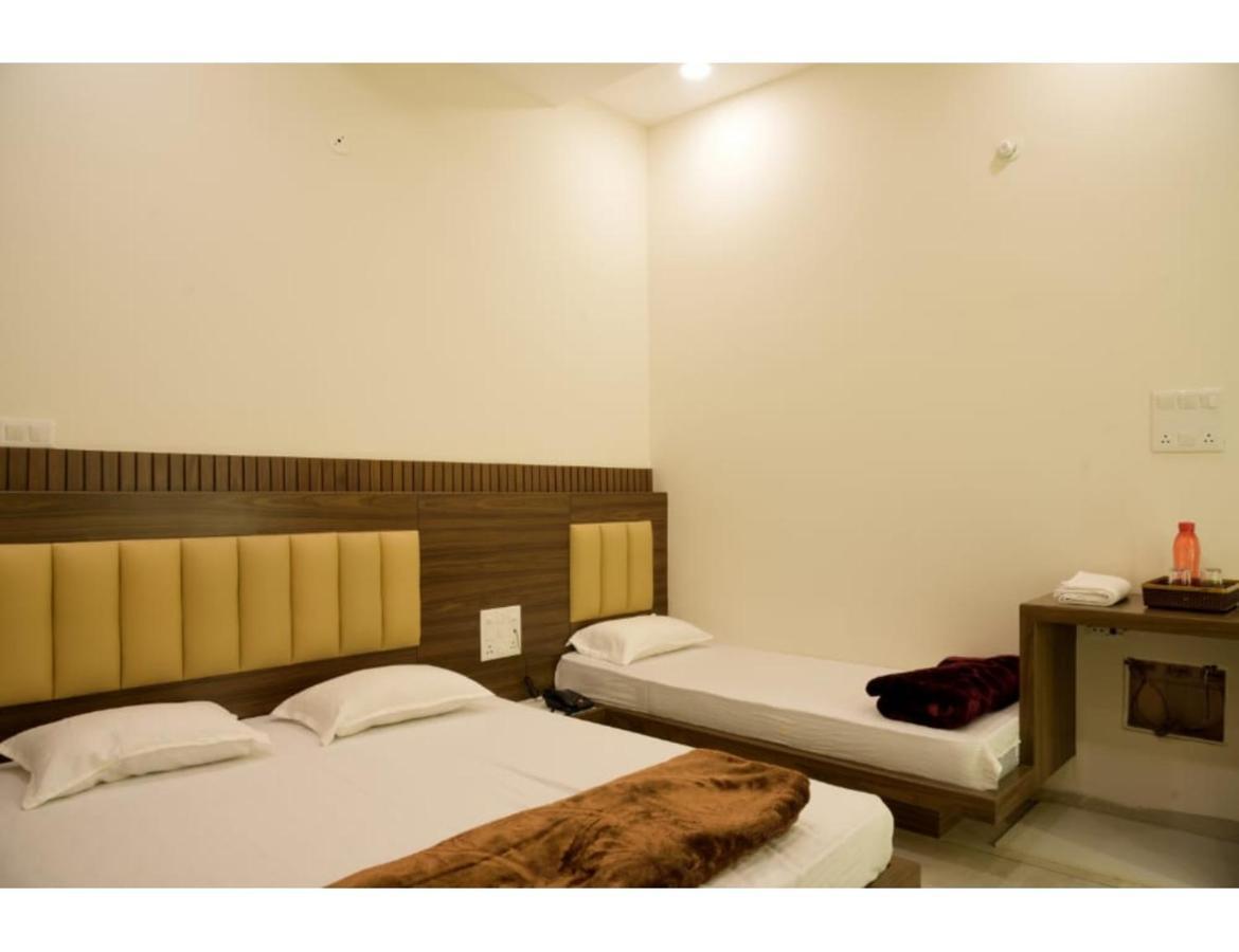 Hotel Govindam, Уджайн Екстериор снимка
