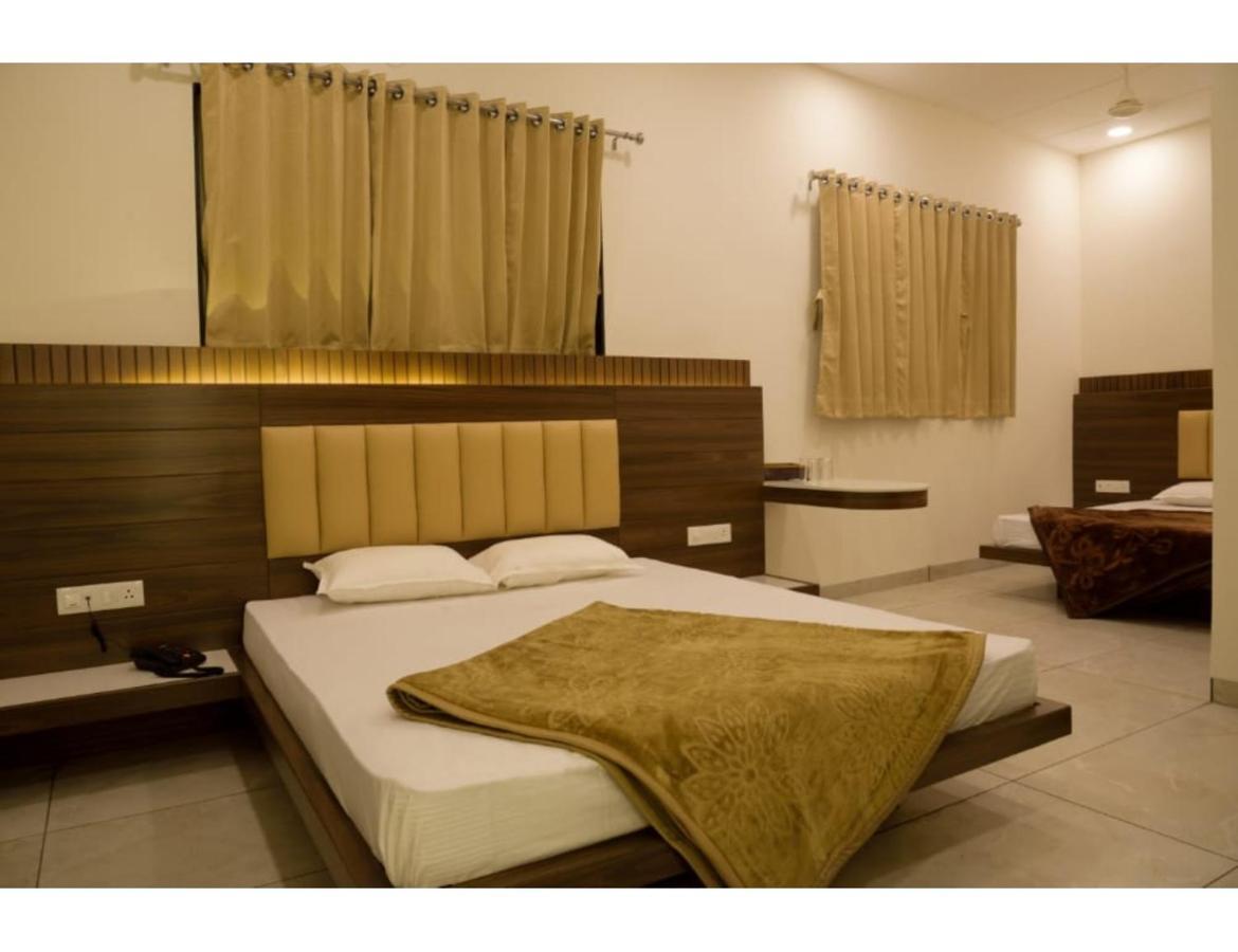 Hotel Govindam, Уджайн Екстериор снимка