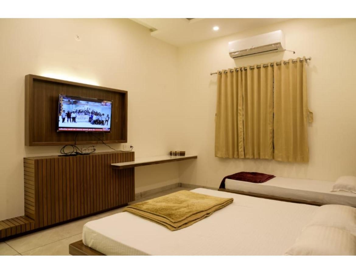 Hotel Govindam, Уджайн Екстериор снимка